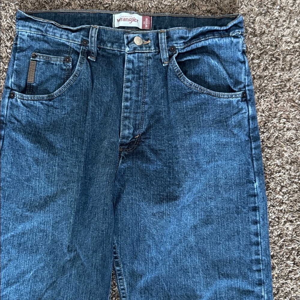 Wrangler 32 x 31 Medium Wash Regular Fit - Picture 2 of 12